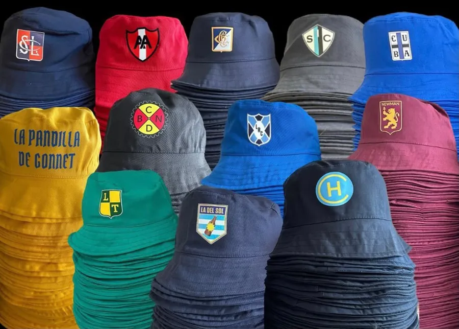 Pilas de pilusos de colores con escudos de distintos clubes