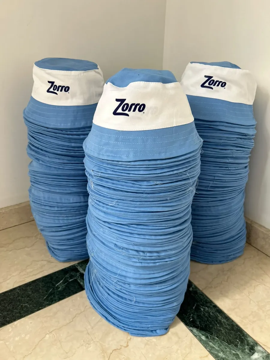 Pilusos celestes con visera blanca y el logo de Zorro, apilados